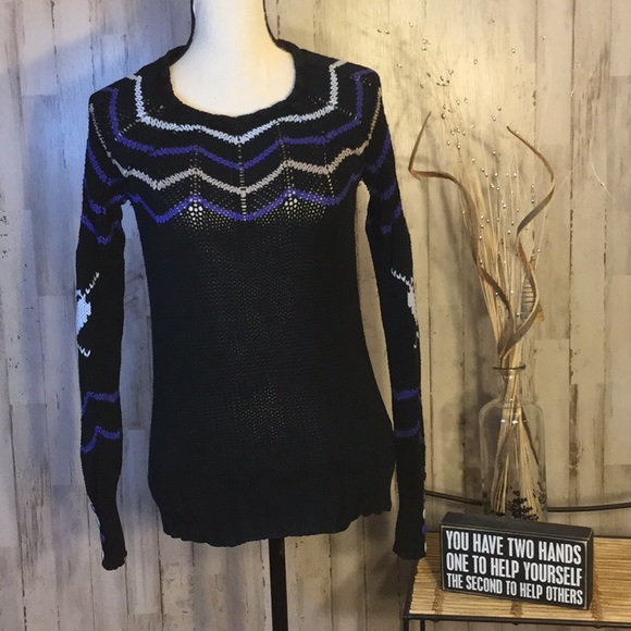 Ladies Volcom crew neck sweater.